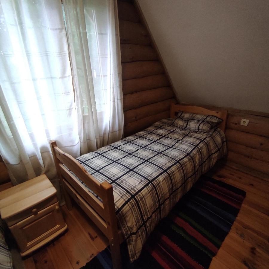Единично легло под наклонена дървена стена